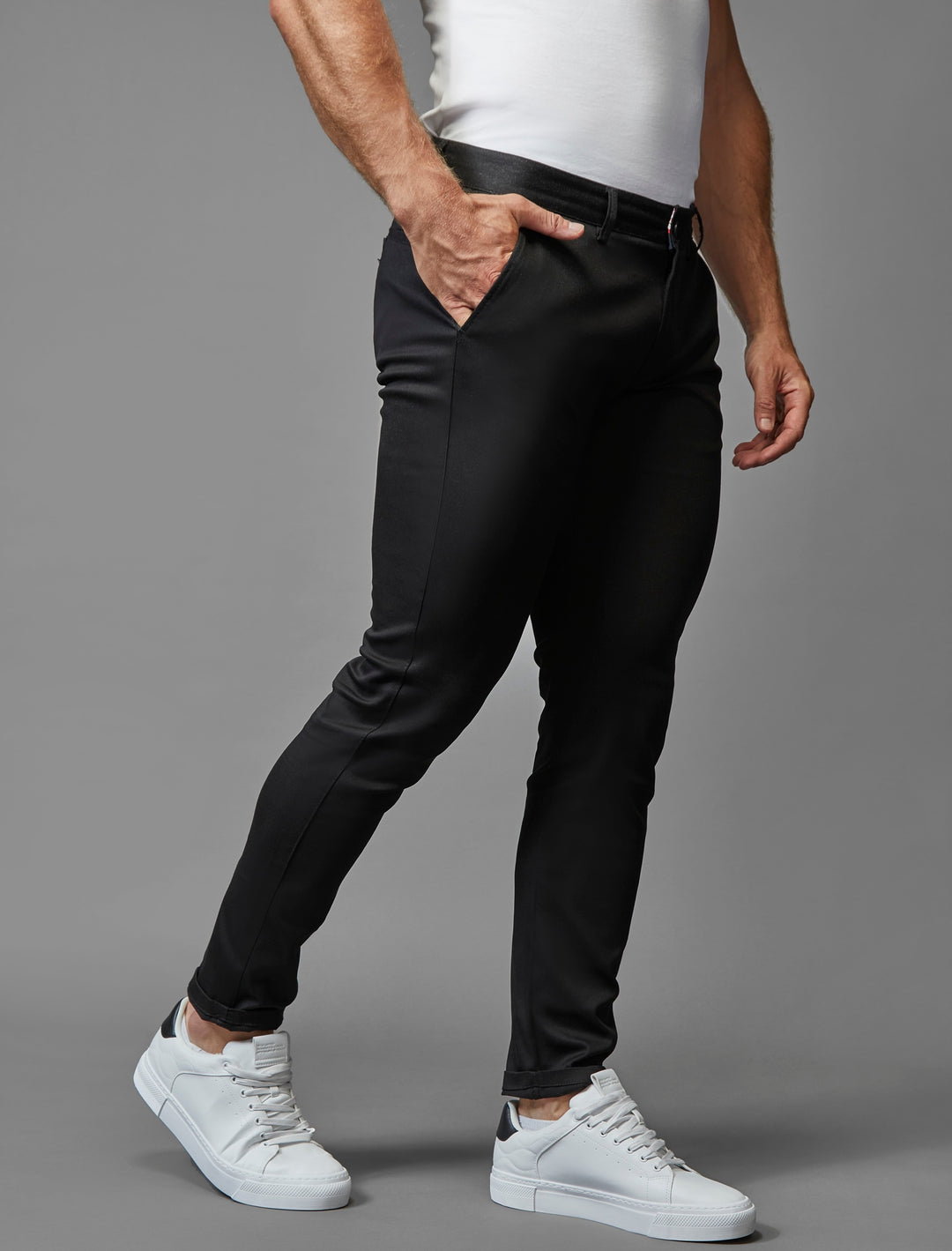 apered Menswear presents its black chinos, tailored in an athletic fit and enriched with stretch for ease.