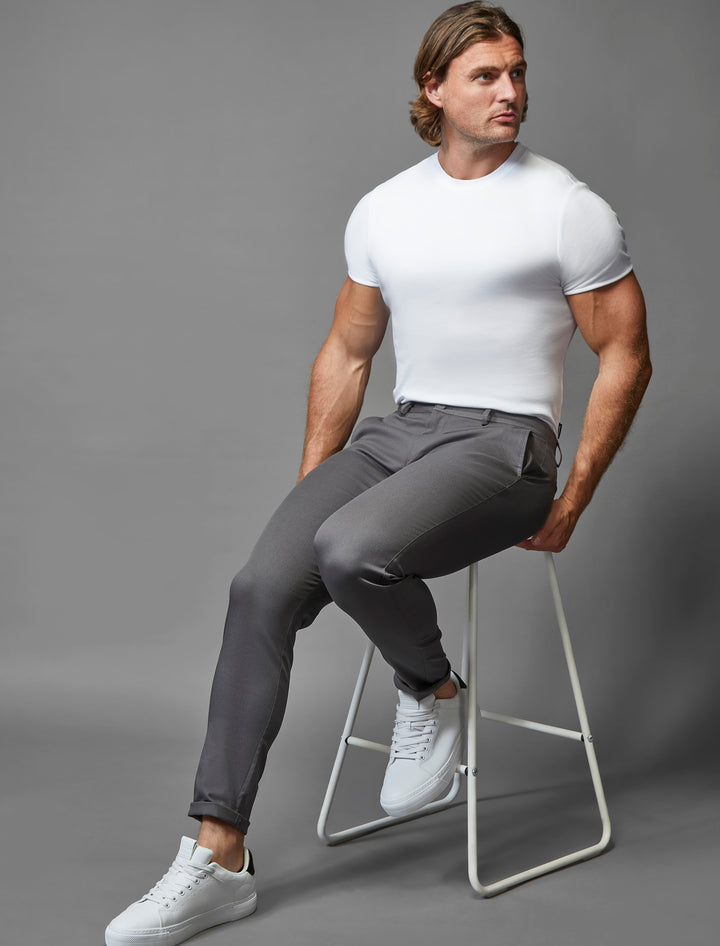 Tapered Menswear unveils its grey chinos, perfected in an athletic fit and complemented by stretch.