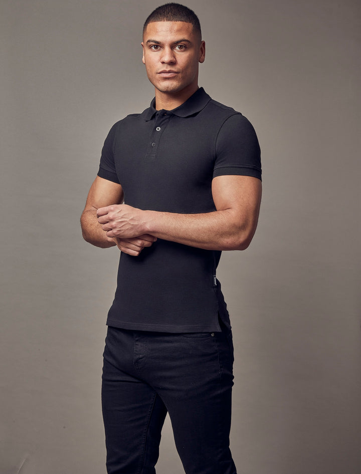 Black short-sleeve polo shirt in a muscle fit by Tapered Menswear, featuring a tapered style and highlighting premium quality.