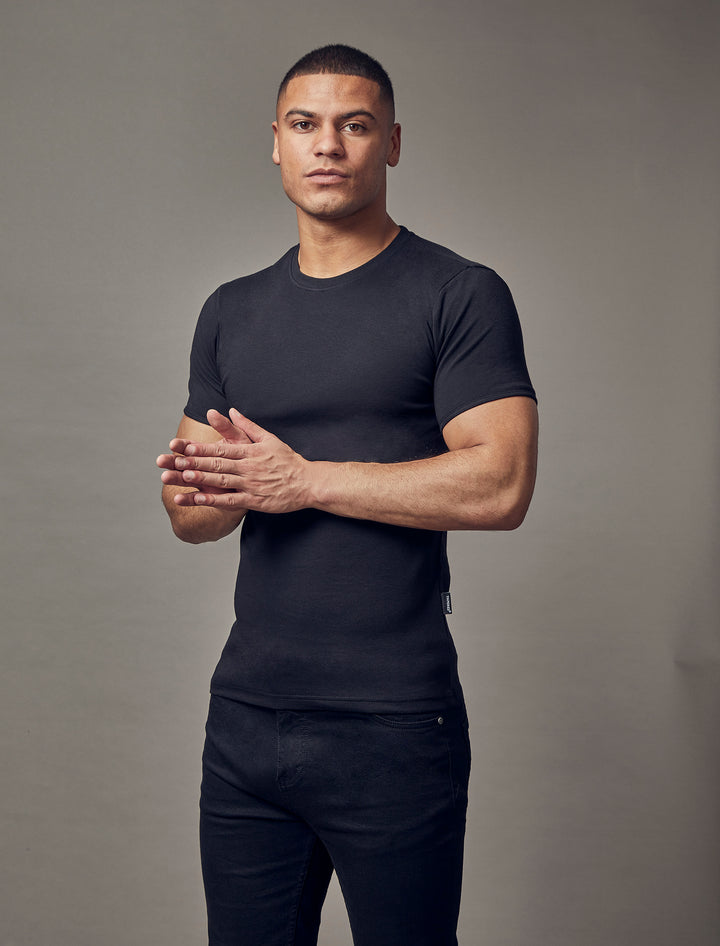 black tapered fit t-shirt by Tapered Menswear, showcasing the muscle fit design for a comfortable and well-sculpted appearance
